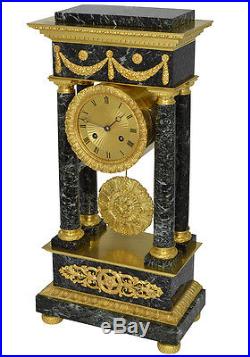 Pendule portique marbre. Kaminuhr Empire clock bronze horloge antike