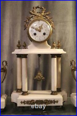 Pendule portique marbre blanc bronze paire cassolettes col de cygne Louis 16
