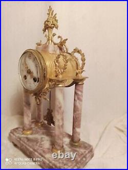 Pendule portique style Louis XVI marbre et bronze dore fonctionne sonne