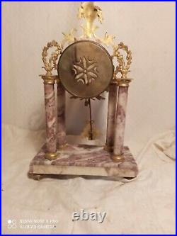 Pendule portique style Louis XVI marbre et bronze dore fonctionne sonne