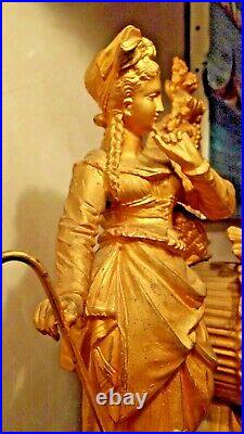 Pendule régule, marbre noir. Personnage féminin. Napoleon Gold metal. Marble clock