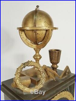 Pendule romantique au globe terrestre et bibliothèque bronze vers 1820-40