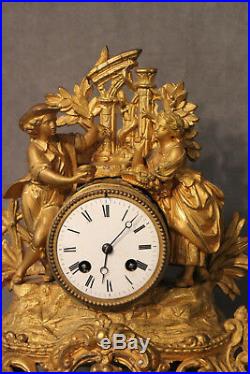 Pendule romantique métal doré 19e Napoléon 3 au couple de personnages aux ruines