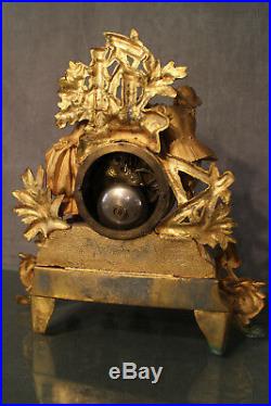 Pendule romantique métal doré 19e Napoléon 3 au couple de personnages aux ruines