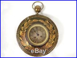 Pendule ronde oeil-de-boeuf Charles X tôle peinte dorure chêne clock XIXème