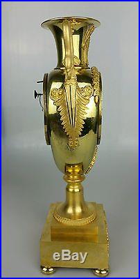 Pendule vase à col de cygne en bronze doré début xix vers 1820