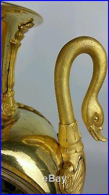 Pendule vase à col de cygne en bronze doré début xix vers 1820
