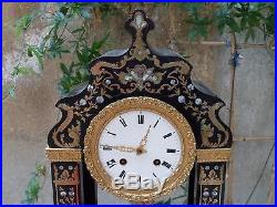 SOMPTUEUSE pendule portique décor de nacre. 58 cm, horloge joli balancier
