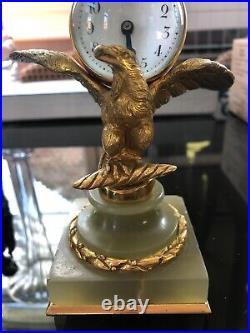 Superbe Pendule horloge de table aigle en bronze doré et boule