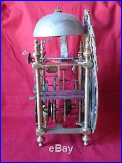 Superbe mouvement d'horloge coq, lanterne à cartouches du XVIIIème siècle