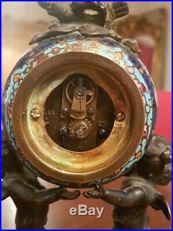 Superbe pendule en bronze et émail cloisonné, XIX ème, décor angelot