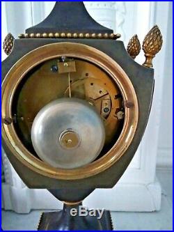 Superbe pendule urne d'époque Empire à décor de sphère armillaire