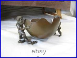 Superbe vide poche forme coquille d'ouf et 2 lutins en bronze qui la bascule