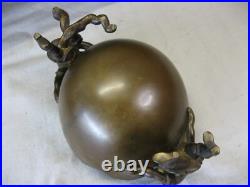 Superbe vide poche forme coquille d'ouf et 2 lutins en bronze qui la bascule