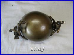 Superbe vide poche forme coquille d'ouf et 2 lutins en bronze qui la bascule