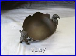 Superbe vide poche forme coquille d'ouf et 2 lutins en bronze qui la bascule