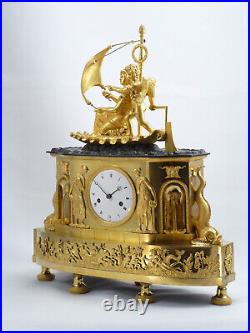 Très beau modèle de pendule fin XVIIIe empire clock uhr reloj ormolu bronze